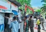 Satpol PP Bongkar Puluhan Bangunan Liar di Sepanjang Jalan Bima