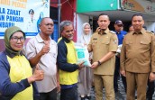 Pemko Pekanbaru Distribusikan 2.200 Paket Sembako untuk Petugas Kebersihan