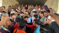 Tak Kunjung Ditemui Gubri, Massa Akhirnya Bacakan Pernyataan Sikap di Hadapan Kepala Biro Hukum