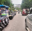 Parkir Liar di Jalan Ahmad Yani Bikin Macet, Warga Kesal