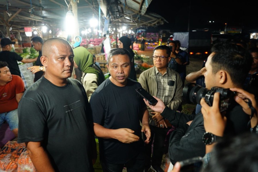 Cek Harga Pangan, Tengah Malam Gubri Tinjau Pasar Induk AKAP