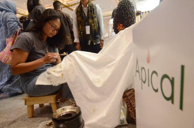 Keren, Produk Turunan Kelapa Sawit Berhasil Dijadikan Batik Nan Cantik