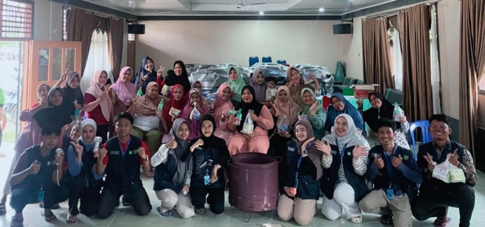 Mahasiswa KKN-MAS Perkenalkan Inovasi Tong Sampah Minim Asap pada Warga Desa Maredan