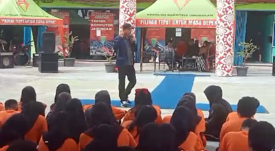 Ketua Forum Pemred Rahmat Handayani Beri Motivasi Siswa Baru SMK Akbar Pekanbaru