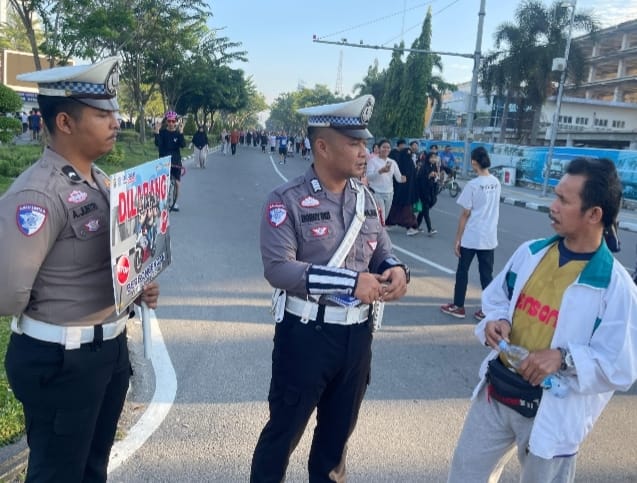 Demi untuk Keselamatan, Polantas Menyapa Pengunjung di Kawasan CFD Pekanbaru