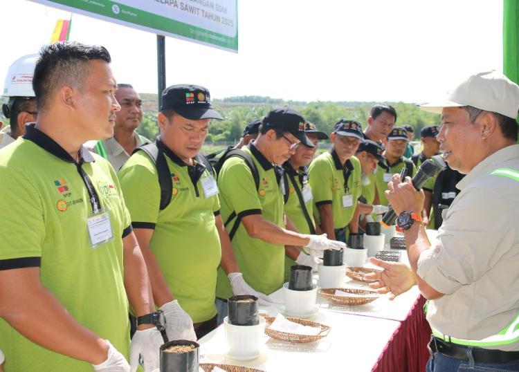 154 Petani Rohul Diberi Pelatihan untuk Meningkatkan Produksi Kelapa Sawit