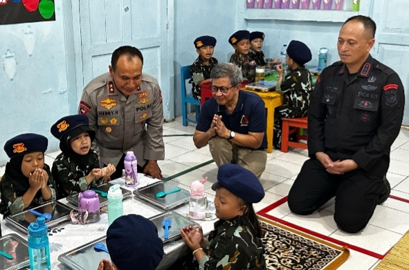 Kapolda Riau Lepas Tim Relawan Dapur Umum di SPPG Brimob
