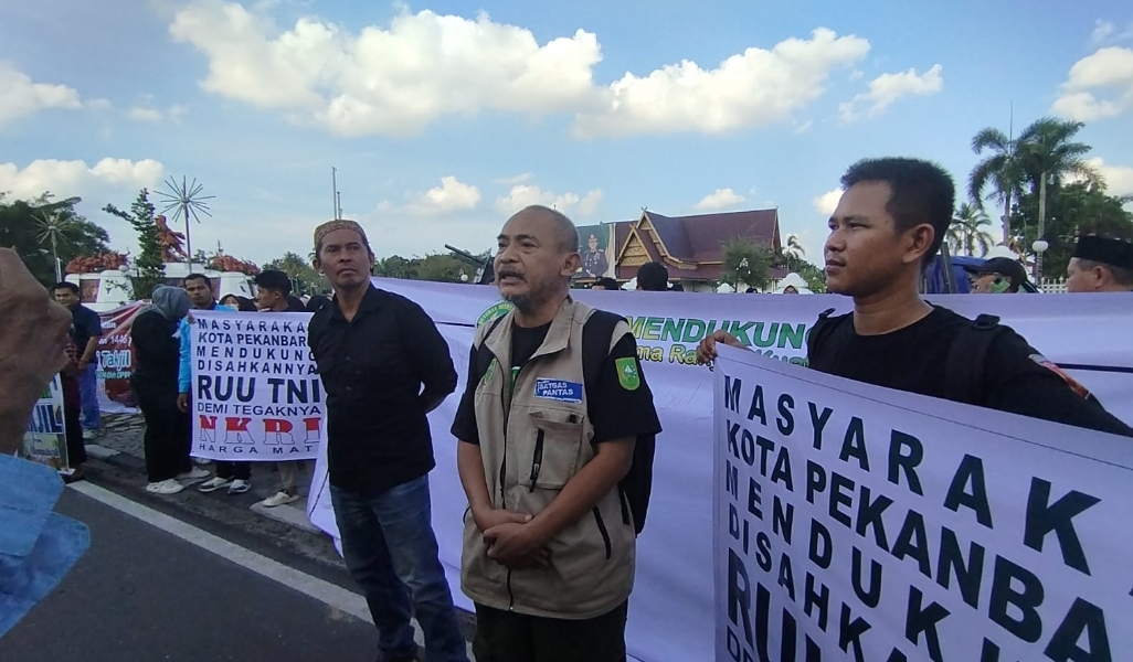 Bagi-bagi Takjil Gratis, Mitra Sunda dan Persaudaraan Timur Raya Dukung Disahkannya Revisi UU TNI