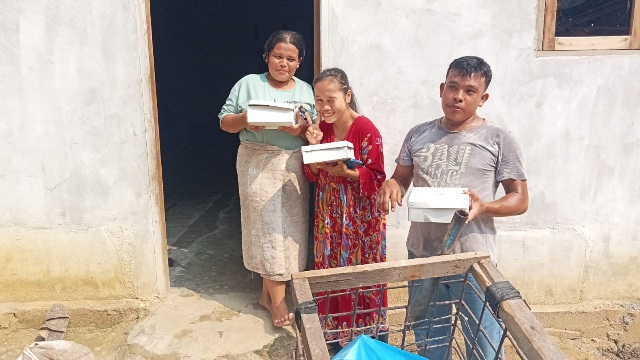 Relawan Milenial Effendi Sianipar Sisir Masyarakat Kota Pekanbaru, Bagikan Makanan