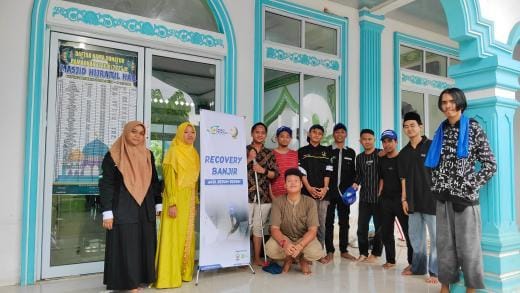 Pasca Banjir, Laznas PHR dan LPMI Al-Fatih Unilak Gelar Aksi Bersih-bersih Masjid Hijratul Haq