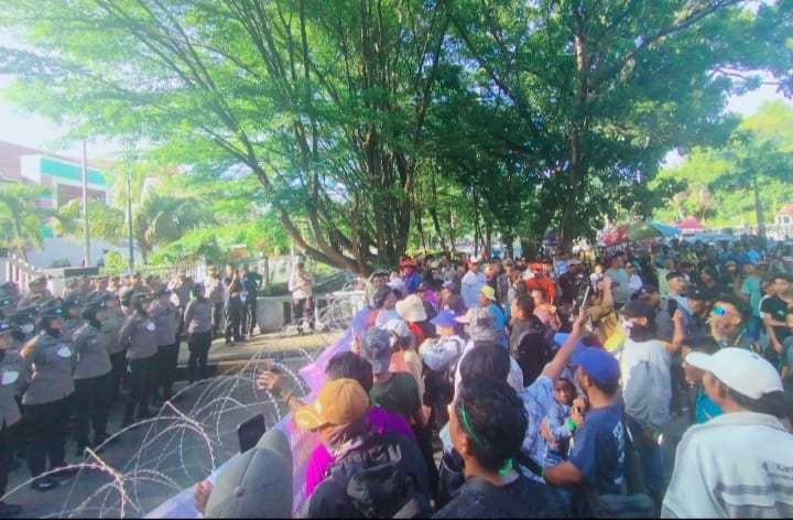 Tolak Relokasi TNTN, Ribuan Massa Geruduk DPRD Riau