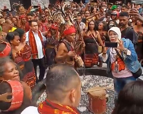 Bupati Baru dan Wabup Baru Tiba di Alor Disambut Antusiasme Puluhan Ribu Masyarakat
