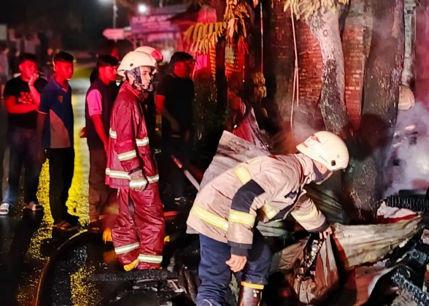 Diduga Karena Kipas Angin, Satu Rumah Bulatan dan Tiga Kios Ludes Terbakar