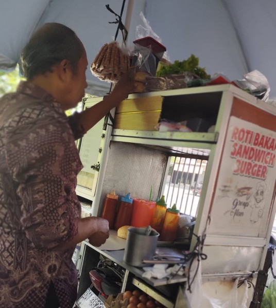 Pak Joko dengan Motor Tua serta Roti Ketabahan
