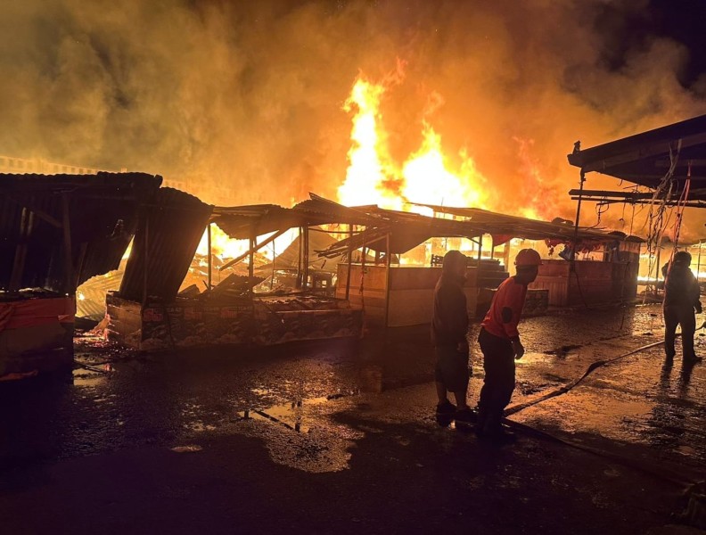 Kebakaran Hebat, 400 Kios di Pasar Rakyat Tembilahan Rata dengan Tanah