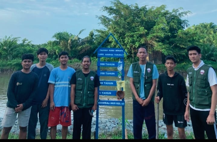 Tingkatkan Kesadaran Warga, Mahasiswa Pasang Papan Edukasi Sampah di Desa Pinang Sebatang