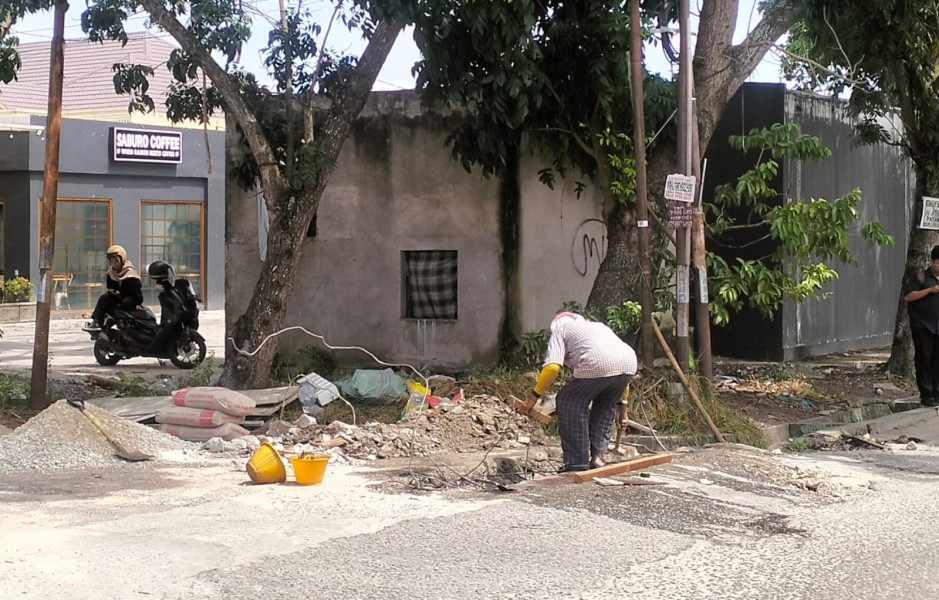 Jembatan Drainase yang Dibongkar Kontraktor Kembali Diperbaiki