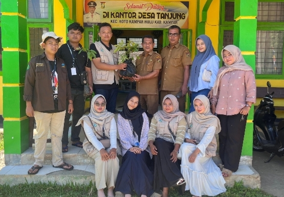Mahasiswa KKN UIN Suska Riau Bersama Bhabinkamtibmas Gelar Penghijauan di Koto Kampar Hulu