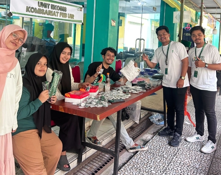 Peserta dari Berbagai Provinsi Antusias Berbelanja Souvenir dan Atribut HMI di Stand Komisariat FEB UIR