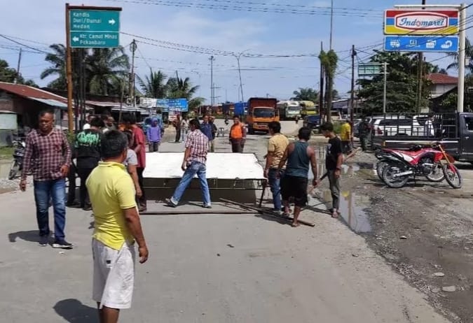 Kesal Jalan Rusak, Warga Minas Blokir Jalan Lintas ke Perawang