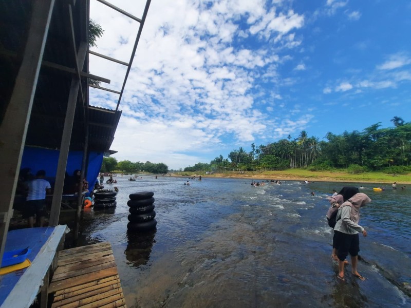 Menawarkan Pesona Alam yang Menyegarkan, Wisata Keluarga di Sungai Gelombang, Kampar Ramai Dikunjungi Warga