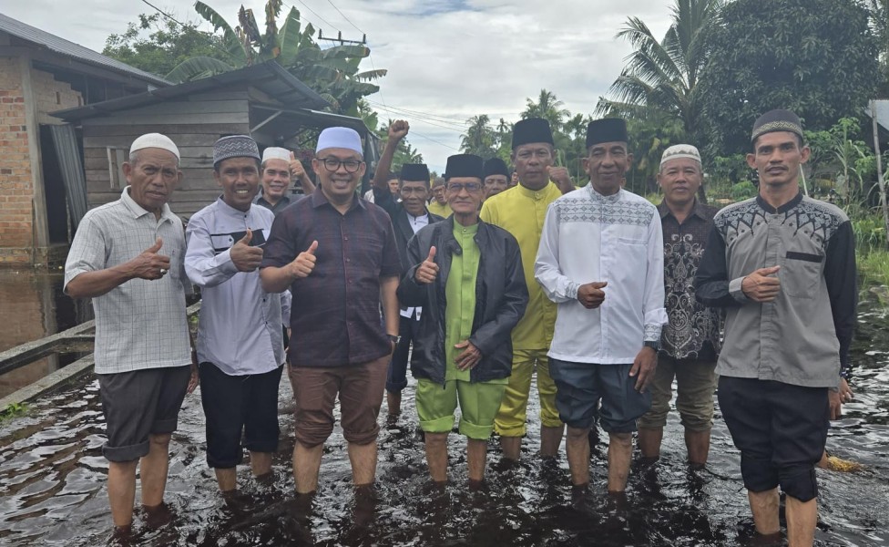 Banjir tak Surutkan Masyarakat Desa Teluk Latak Melaksanakan Ziarah Kubur
