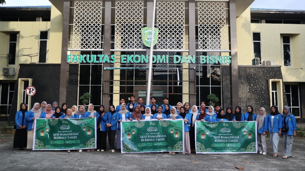 Jelang Berbuka, Himpunan Mahasiswa Akuntansi FEB UIR Bagi-bagi Takjil