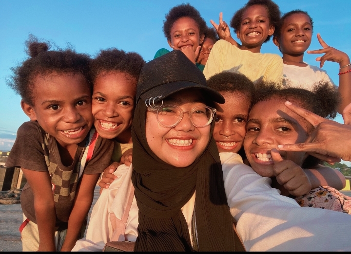 Dengan Mengajar, Kita Belajar, Dengan Berani Melangkah, Kita Berkembang