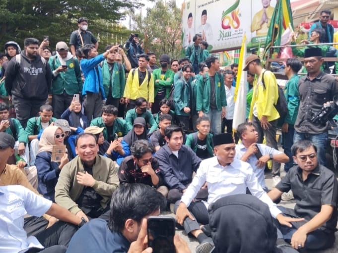 Gelombang Aksi Mahasiswa di DPRD Riau Berlanjut, Ketua DPRD Riau Duduk Bersama Massa Aksi