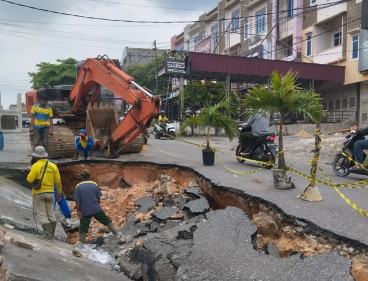 Warga Berharap Perbaikan Jalan Lobak yang Amblas Segera Rampung