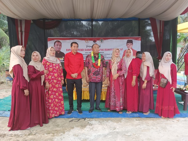 Dihadiri Ratusan Masyarakat Penerima Manfaat, Effendi Sianipar Tandatangani Prasasti  Pamsimas dan BSPS di Rohil