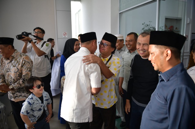 Pulang Ibadah Haji Disambut Gubernur Riau, Agung Nugroho:Alhamdulillah Tiba dengan Selamat           
