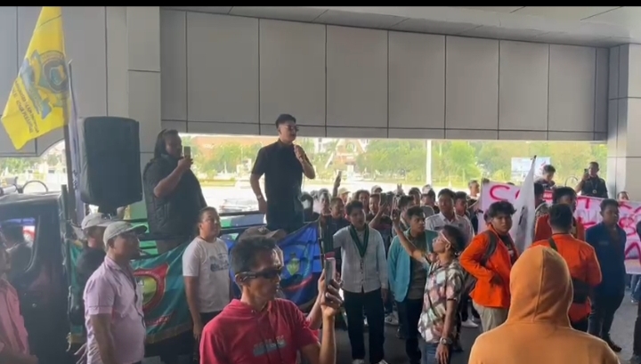 Dobrak Gerbang, Demo di Kantor Gubernur Riau Ricuh