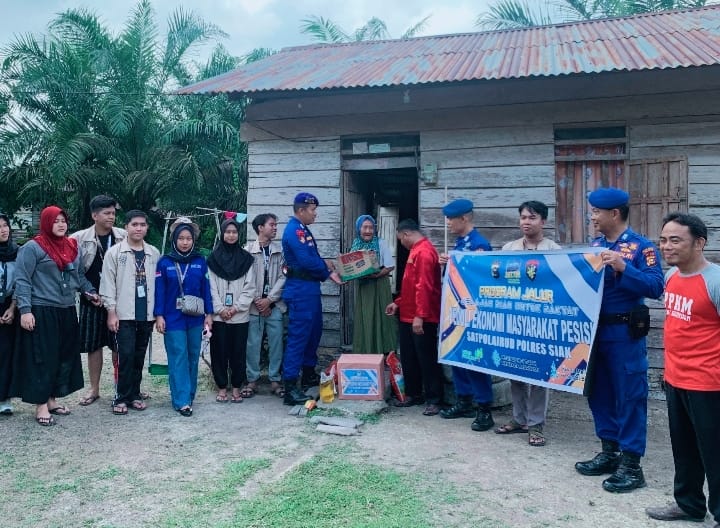 Mahasiswa KKN-Mas Bersama Satpolair Polres Siak Salurkan Sembako dan Layanan Kesehatan di Desa Pebadaran