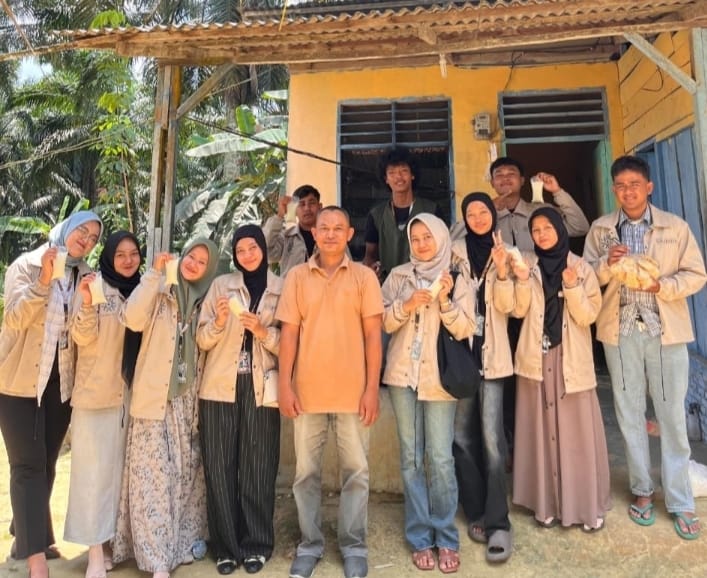 Mahasiswa Bantu UMKM Tempe Kripik Go Digital