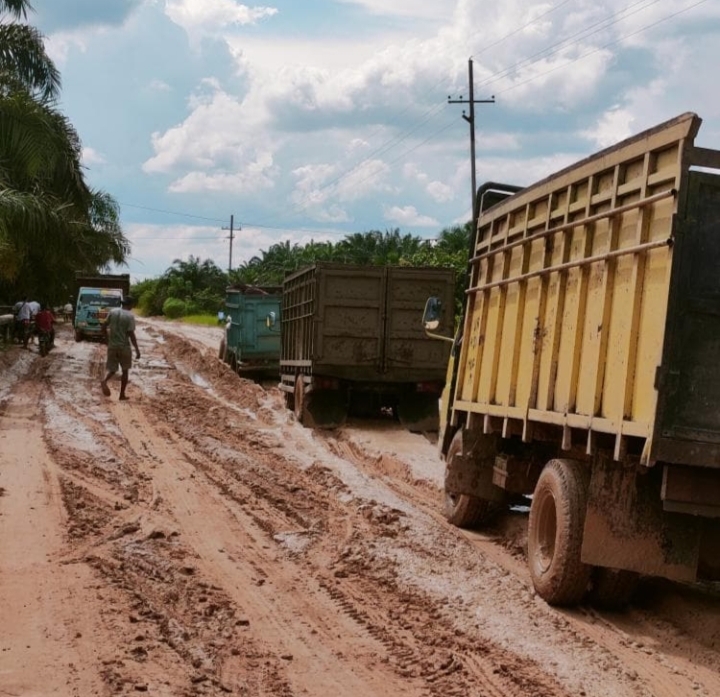 Rusak Parah, APTS Desak PT PHR Aspal Jalan Tegar