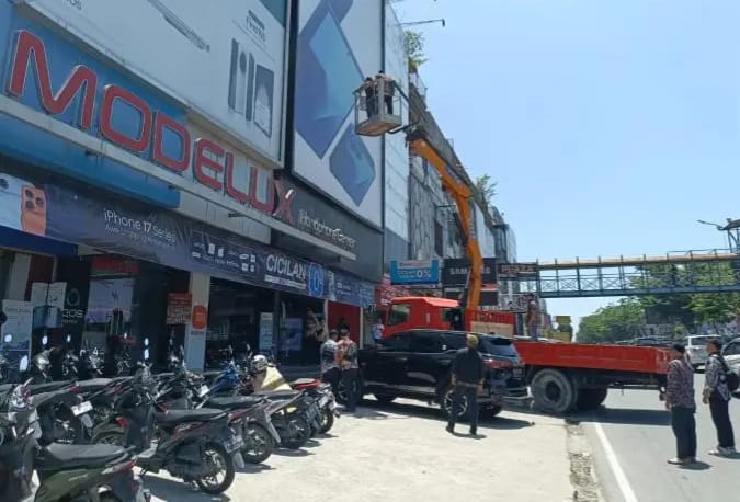 Nunggak Pajak, Tiga Toko Ponsel Ternama dan Belasan Reklame Disegel