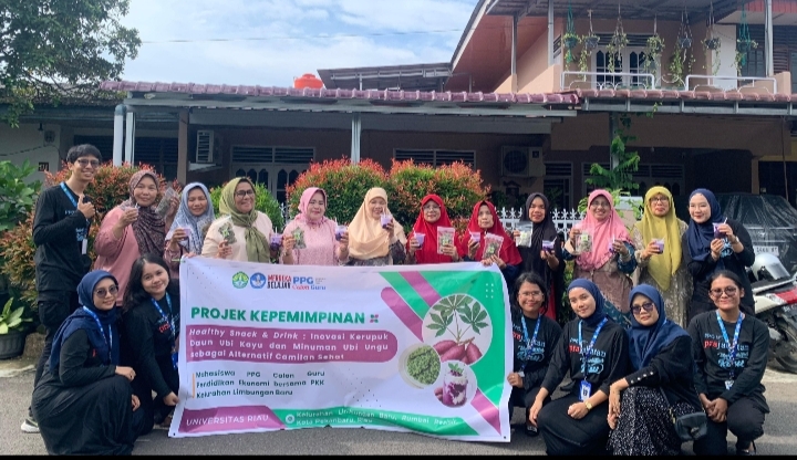 Warga Limbungan Dapat Pelatihan Kerupuk dan Minuman Ubi dari Mahasiswa PPG Ekonomi C Unri