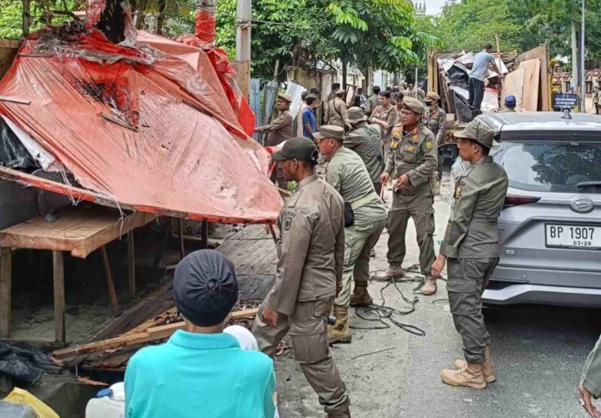 Satpol PP Bongkar Semua Bangunan Liar di Samping RSUD Arifin Achmad