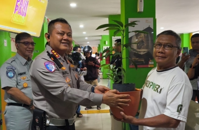 Taat Aturan, Wajib Pajak Dapat Hadiah Helm dan Bibit Pohon dari Dir Lantas Polda Riau
