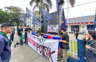 Protes Kondisi Sosial, HMI Pekanbaru Segel Sejumlah Kantor Partai Politik