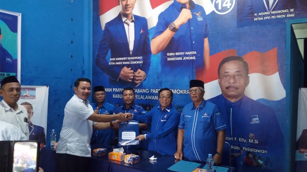 HT Kembalikan Formulir ke DPC Demokrat Pelalawan bersama Milenial Berbagai Etnis dan Tokoh Masyarakat