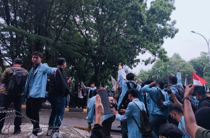 Aksi Ribuan Mahasiswa di DPRD Riau Memanas, Pagar Kawat Polisi Jebol