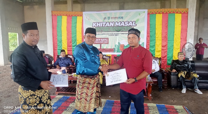 Koperasi Tani Hutan Tuah Sekato Gelar Khitanan Massal dan Serahkan Bansos Rp120 Juta