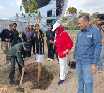 DLHK Riau Ciptakan Lingkungan Asri, Fakuktas Kehutanan dan Sains Unilak Hijaukan Stadion Rumbai