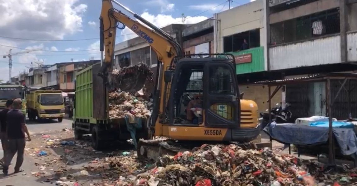 Sampah Menggunung di Pasar Agus Salim Pekanbaru Akhirnya Dibersihkan dengan Alat Berat