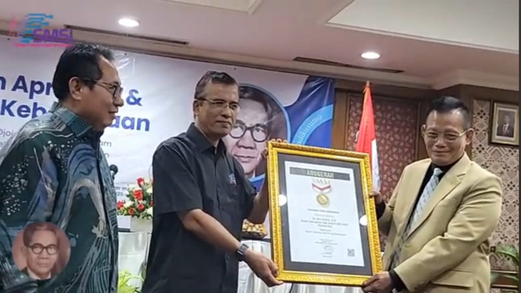 SMSI Serahkan Anugerah Sahabat Pers ke Dr Afni Z dan Dr Bagus Santoso