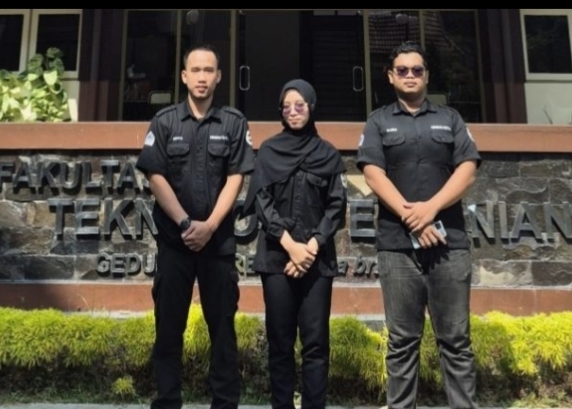 Hebat, Tiga Mahasiswa Ini Berhasil Ciptakan Robot Pengutip Brondolan Sawit