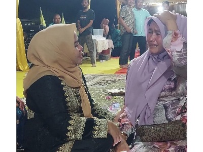 Tangis Ida Yulita Susanti Pecah bersama  Ibu-Ibu:Sabar Buk, Ibuk Kuat, Ibuk Bisa