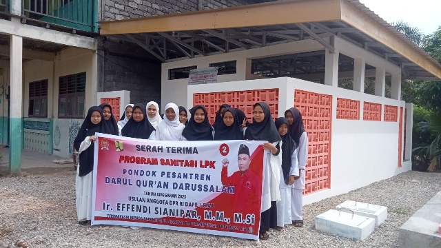 Effendi Sianipar Salurkan Bantuan Pembangunan Sanitasi Pondok Pesantren Darul Quran Darussalam di Rohul